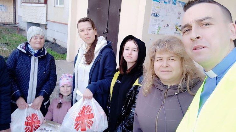 Ks. Wojciech Stasiewicz wśród potrzebujących w Charkowie z pomocą Caritas