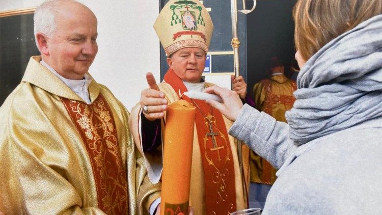 Єпископ Ян Собіло (посередині)