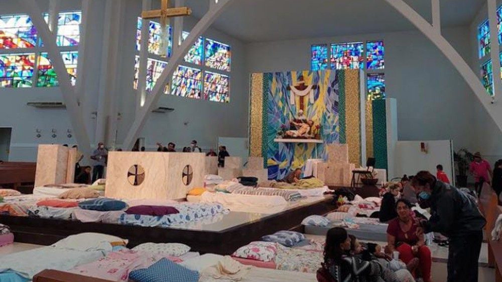 As imagens do acolhimento dentro da catedral de Tubarão