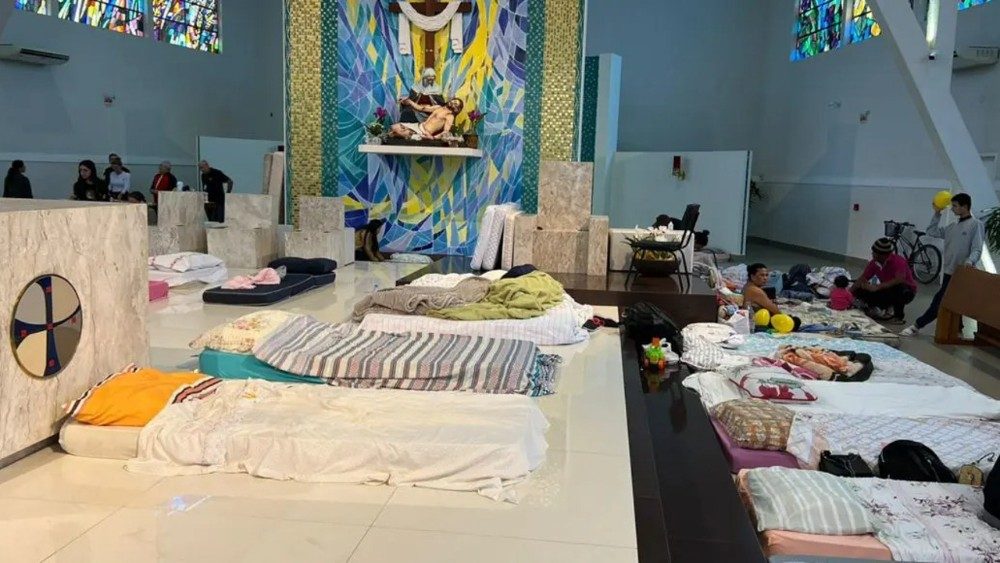 As imagens do acolhimento dentro da catedral de Tubarão