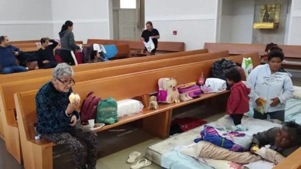 As imagens do acolhimento dentro da catedral de Tubarão