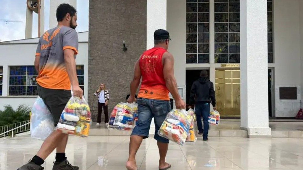 As imagens do acolhimento dentro da catedral de Tubarão