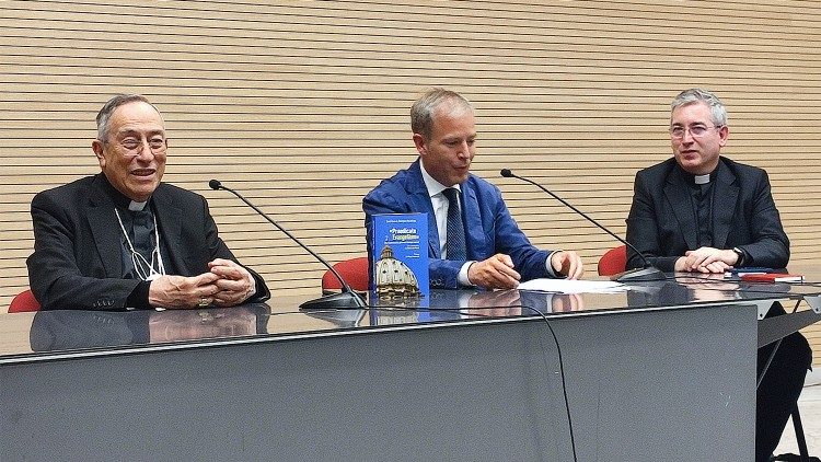 Il cardinale Óscar Andrés Rodríguez Maradiaga alla presentazione del suo libro-intervista sulla nuova Costituzione Apostolica Praedicate Evangelium