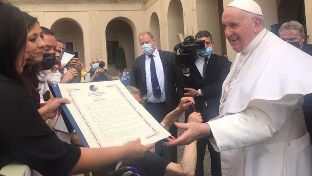 Alcuni operatori dell'area malattie reumatiche della Pastorale per la salute della diocesi di Roma con Papa Francesco