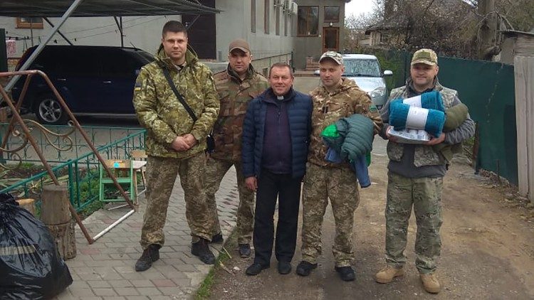 Ks. Władysław Łukasiewicz z ukraińskimi żołnierzami