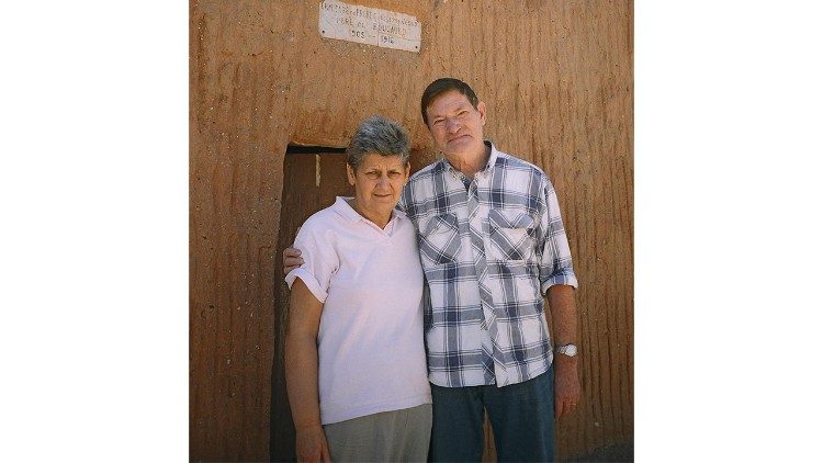 I coniugi Pulici davanti alla frégate, il primo eremo del beato Charles de Foucauld a Tamanrasset