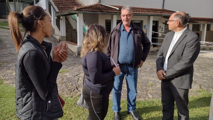 Diocese de Petrópolis entrega eletrodomésticos e móveis