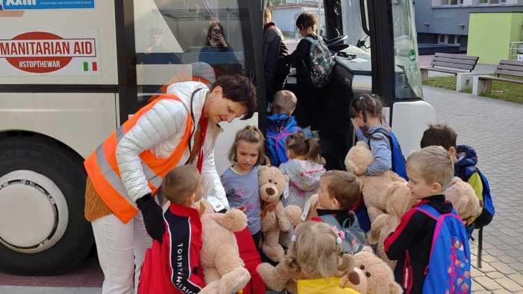 Acogida de niños huérfanos ucranianos a su llegada a Italia