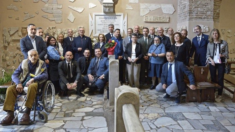 Académicos sodalistas en la Tricora Oriental donde se conserva el cuerpo de Giovanni Battista de Rossi 