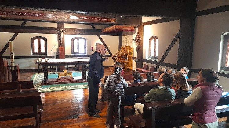 Eine Gruppe von Schülern in der Bekehrungs-Kapelle im Schloss von Loyola