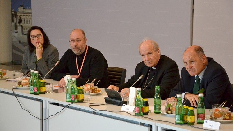v.l.n.r: Nationalratsabgeordnete Gudrun Kugler, Ostkirchen-Generalvikar Yuriy Kolasa, Kardinal Christoph Schönborn und Nationalratspräsident Wolfgang Sobotka