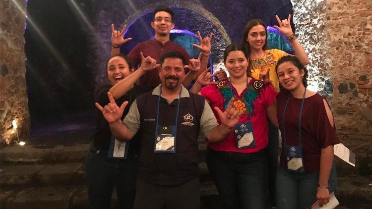 Grupo de intérpretes y sordos de la Pastoral de Sordos de la Arquidiócesis de Hermosillo, México