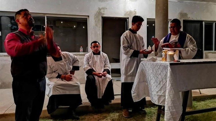 El padre Martín Peralta celebra la eucaristía compartida también en lenguaje de señas