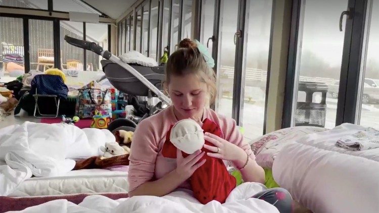 Vladislava con la hija Camilla en la estructura donde ha sido acogida