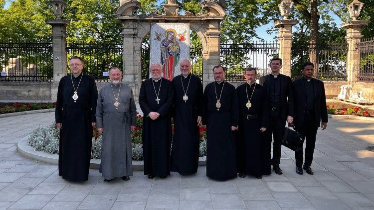 Monseñor Gallagher en la Curia greco-católica de Leópolis