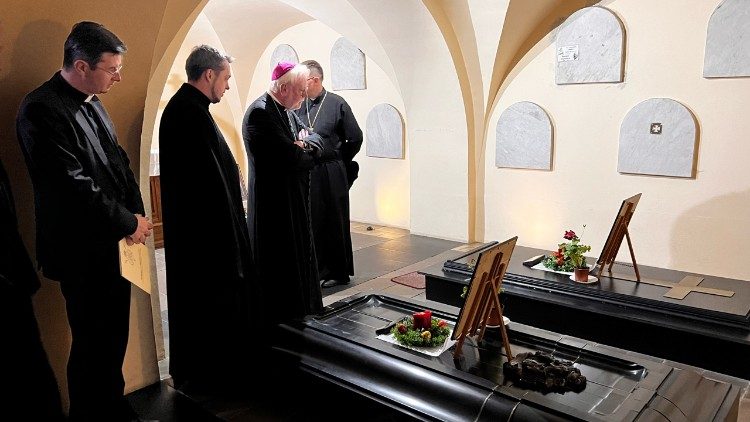 Monseñor Gallagher en la Curia greco-católica de Leópolis