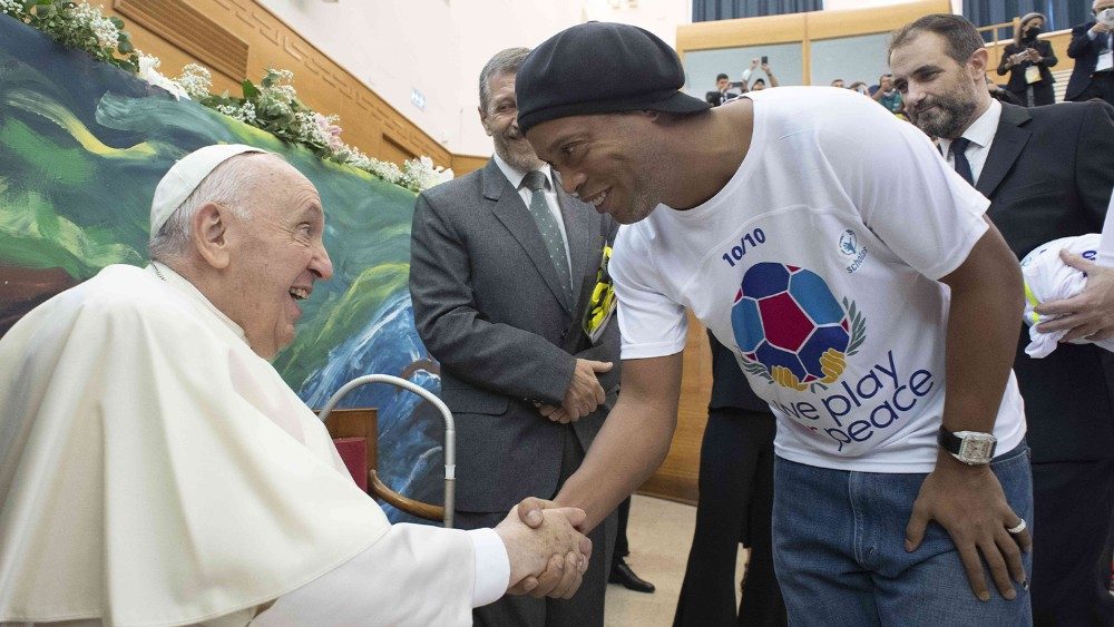 Stretnutie so Scholas Occurrentes: Pápež a bývalý brazílsky futbalista Ronaldino