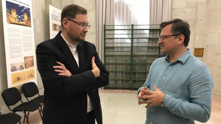 Il nunzio, arcivescovo. Visvaldas Kulbokas con il ministro degli Esteri ucraino Dymitri Kuleba 
