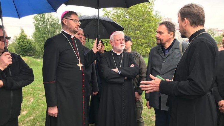 Арцыбіскуп Вісвальдас Кульбокас (першы злева) падчас візіту арцыбіскупа Галахера ва Украіну