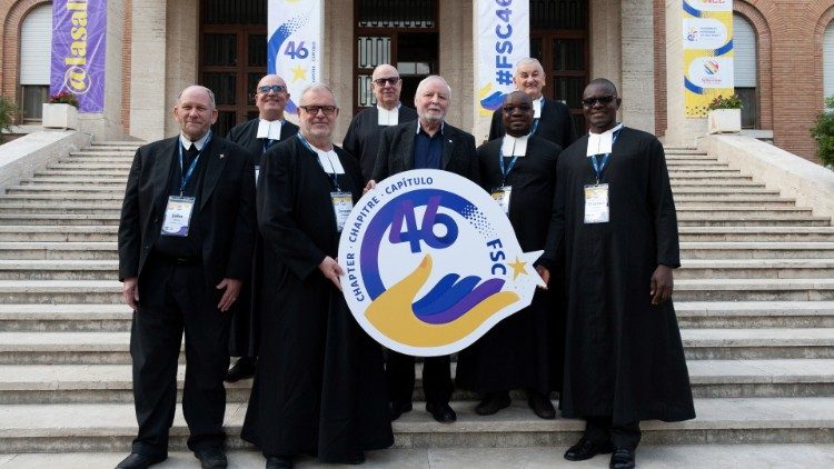 Alcuni fratelli all'ingresso della Casa Generalizia sull'Aurelia con il logo del 46.mo Capitolo generale