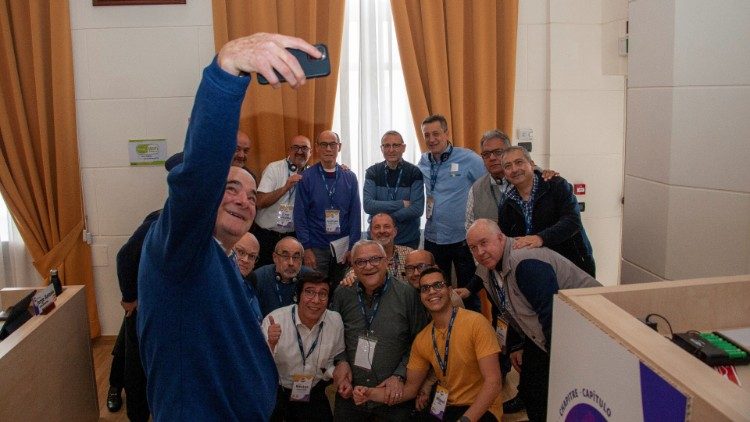 Selfie di gruppo nell'aula magna della Casa Generalizia in una pausa del Capitolo generale dei Fratelli delle Scuole Cristiane