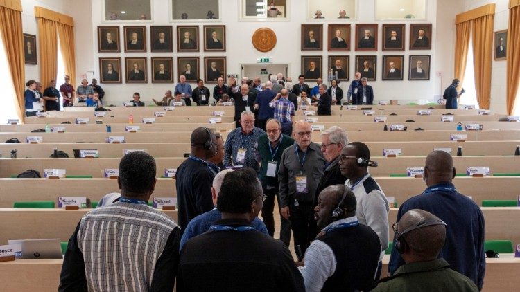 Momento di discussione nell'aula magna della Casa Generalizia in una pausa del Capitolo generale dei Fratelli delle Scuole Cristiane