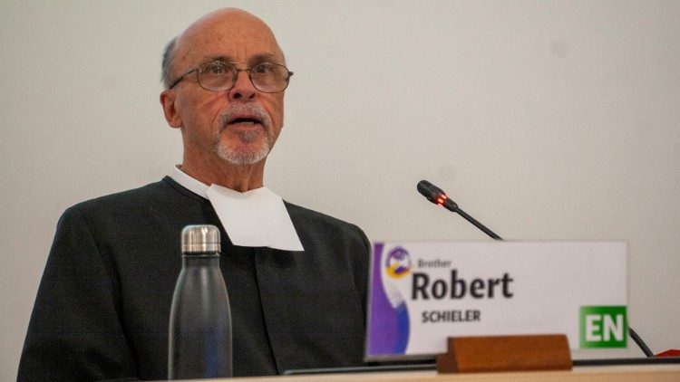 Il saluto del superiore generale uscente, lo statunitense fratel Robert Schieler