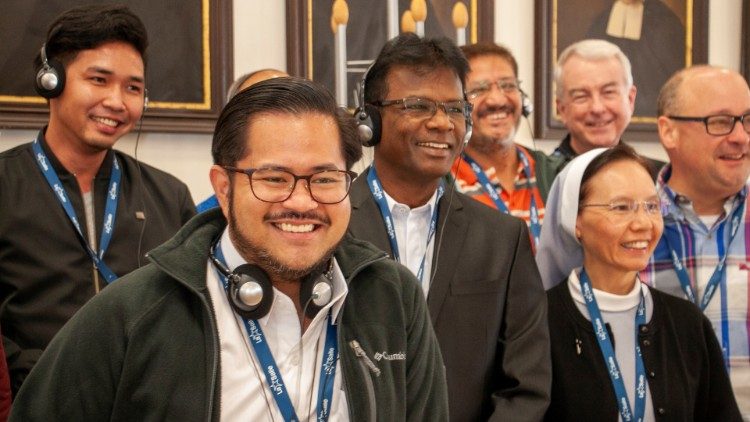 Un gruppo di fratelli capitolari e ospiti del Capitolo