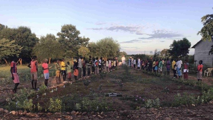 Padre Galvin e i membri della comunità di Riwoto festeggiano il nuovo giardino di Santa Maria Maddalena.