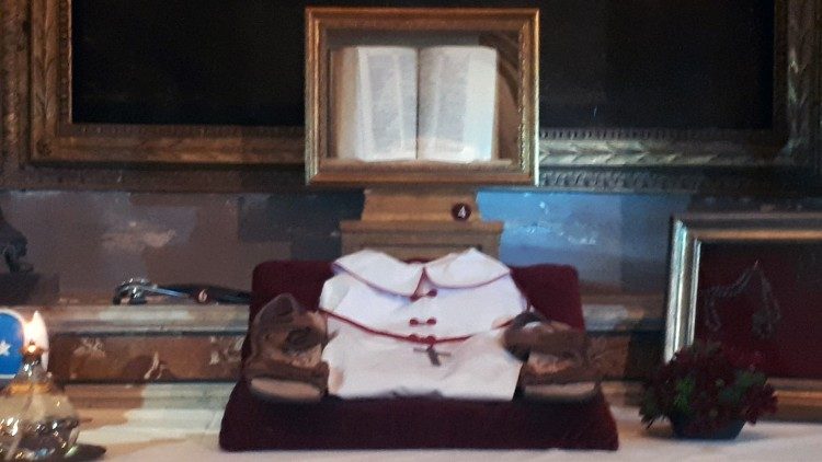 I sandali delle religiose deposti all'altare della basilica romana di San Bartolomeo all'isola tiberina