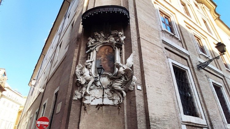 Edicola con la Madonna della Vallicella e san Filippo Neri in Piazza dell'Orologio. all'angolo di via del Governo Vecchio