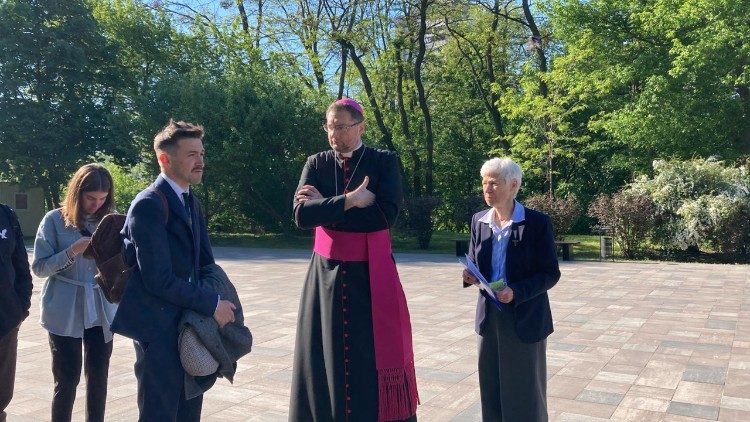 Представники міжрелігійної делегації з нунцієм (сестра Шейла Кінсі праворуч)