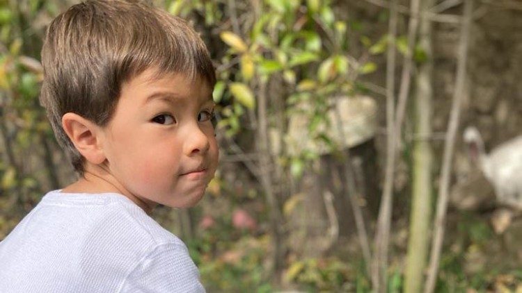 Agustín en Cayambe, Ecuador, con los conejos de la familia criados en libertad.