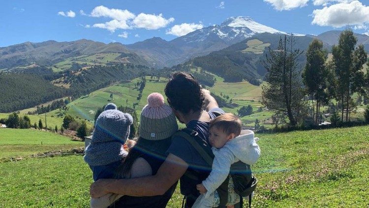 Agustín, Giuliana, Mateo y Juan Jose en un picnic en camino al nevado Cayambe, Ecuador.