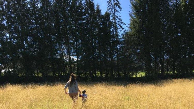 Giuliana y Agustin caminando y aprendiendo sobre el campo, Cayambe, Ecuador.
