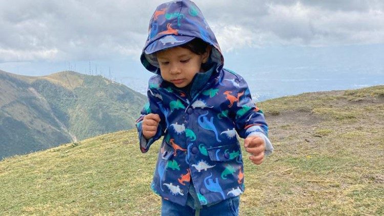 Juanjo apenas aprendiendo a caminar en el volcán Guagua Pichicha en Quito, Ecuador.