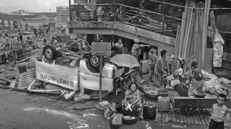 El tifón Haiyan causó daños por valor de casi 6 millones de dólares y se calcula que destruyó el 90% de Tacloban. Foto de A.G. Saño.