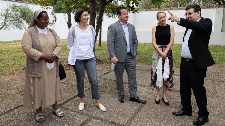  Padre Leonir Chiarello accoglie gli ospiti a Casa Scalabrini 634. Foto di Lorenzo Monacelli, GSf