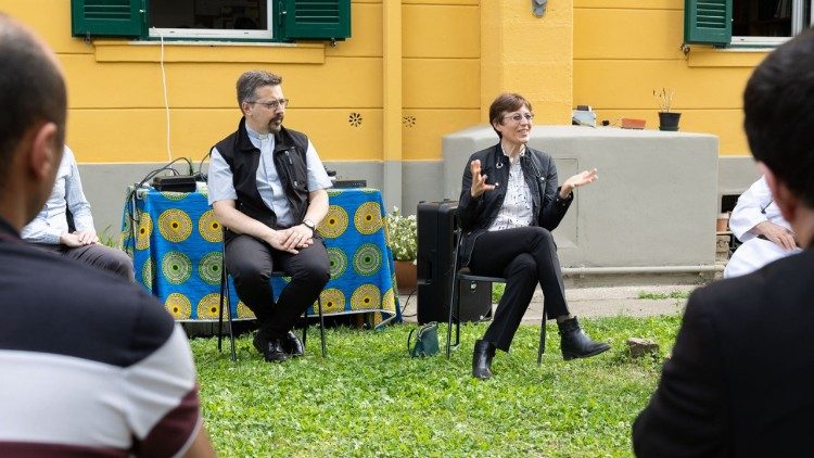 Marta Guglielmetti nel giardino di Casa Scalabrini 634. Foto di Lorenzo Monacelli, GSf