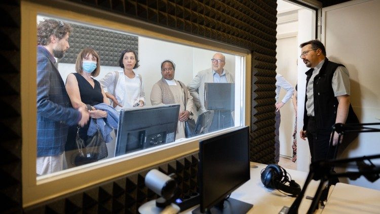 La visita alla webradio di Casa Scalabrini 634