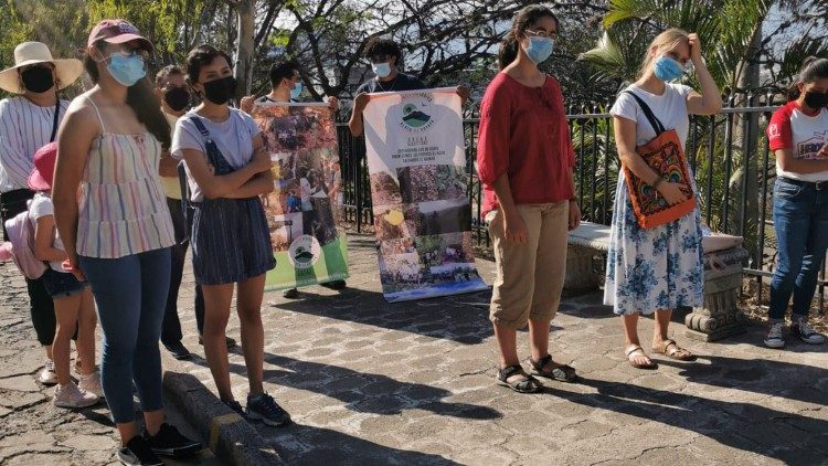 Linda, Ximena, Edna y Ana participan en el Eco Vía Crucis, con el capítulo del Movimiento Laudato si' de Honduras, antes de la Semana Santa en Tegucigalpa, Honduras.