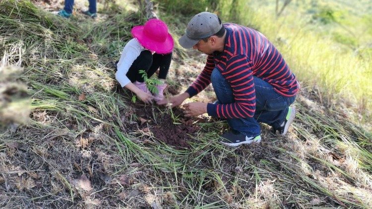 José Luis y Ximena reforestando en la montaña Triquilapa en la aldea de Suyapa, Tegucigalpa, Honduras.
