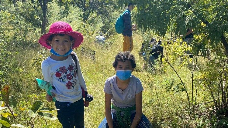 Ana y Ximena reforestando.