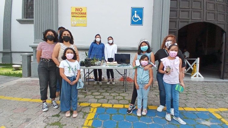 Edna y Linda, en el centro, en el intercambio de plantas.