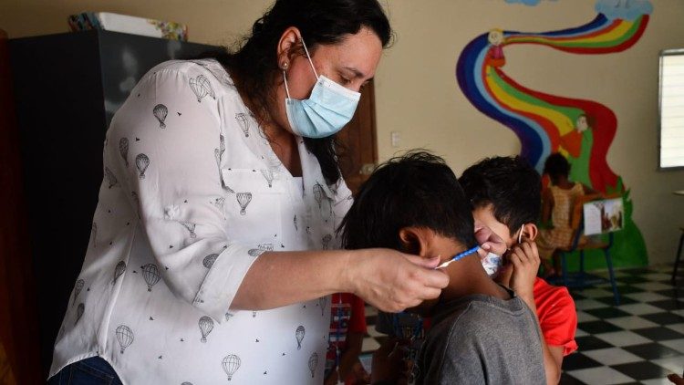Linda, al finalizar la catequesis, entregando camándulas a los niños de la comunidad de Marale, Francisco Morazán, Semana Santa 2022.