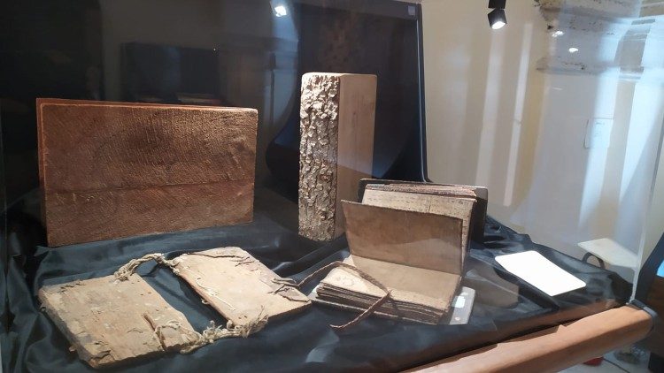 La della mostra "L'arte di tessere la libertà. Maria Lai incontra la Biblioteca Apostolica Vaticana" 