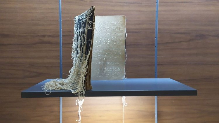 La mostra "L'arte di tessere la libertà. Maria Lai incontra la Biblioteca Apostolica Vaticana"