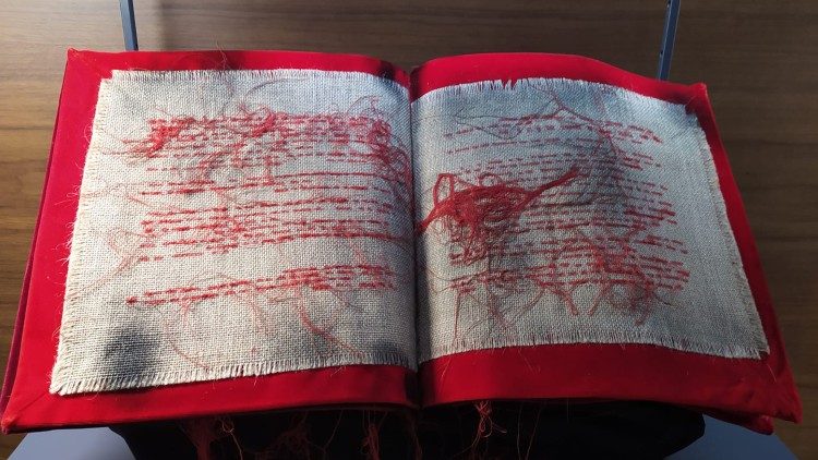 La mostra "L'arte di tessere la libertà. Maria Lai incontra la Biblioteca Apostolica Vaticana"