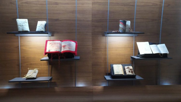 La mostra "L'arte di tessere la libertà. Maria Lai incontra la Biblioteca Apostolica Vaticana"