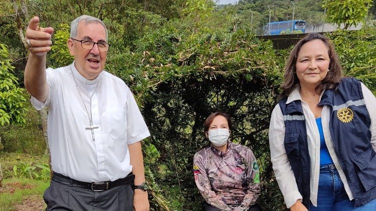 Mons. Cob celebrando el aniversario de la Laudato si' en Puyo